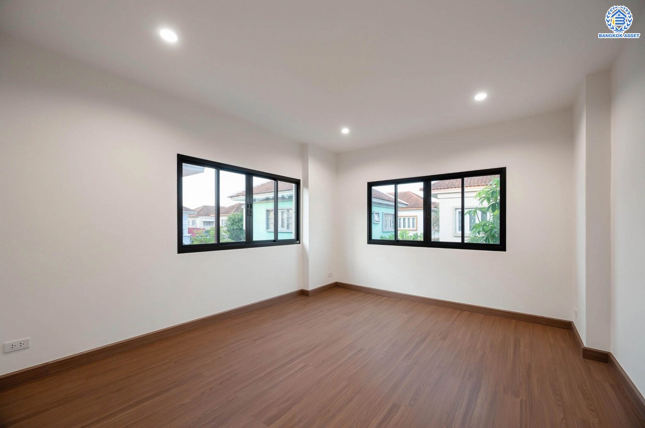 บ้านเดี่ยวมือสอง ตกแต่งใหม่ โครงการ ศศิธร บางบอน3 รองรับทุกความสุข เนื้อที่ 65.3 ตร.ว. ฟังก์ชัน 3 ห้องนอน 3 ห้องน้ำ 1 ห้องอเนกประสงค์ จอดรถได้ 2 คัน บนทำเลเดินทางสะดวก ใกล้รถไฟฟ้าสายสีน้ำเงิน "สถานีหลักสอง" และจุดขึ้นทางด่วน "พระราม2" และ The Mall บางแค